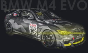 Ein grauer BMW M4 EVO mit Camouflage-Lackierung, gelben Scheinwerfern und auffälligen Rennaufklebern.