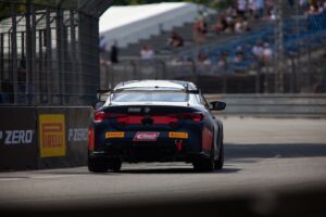 BMW Rennwagen mit Heckansicht auf einer Rennstrecke während eines Rennens.