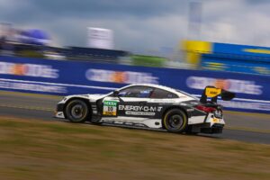 Schwarz-weißer Rennwagen mit der Nummer 10 fährt auf einer Rennstrecke während eines Rennens.