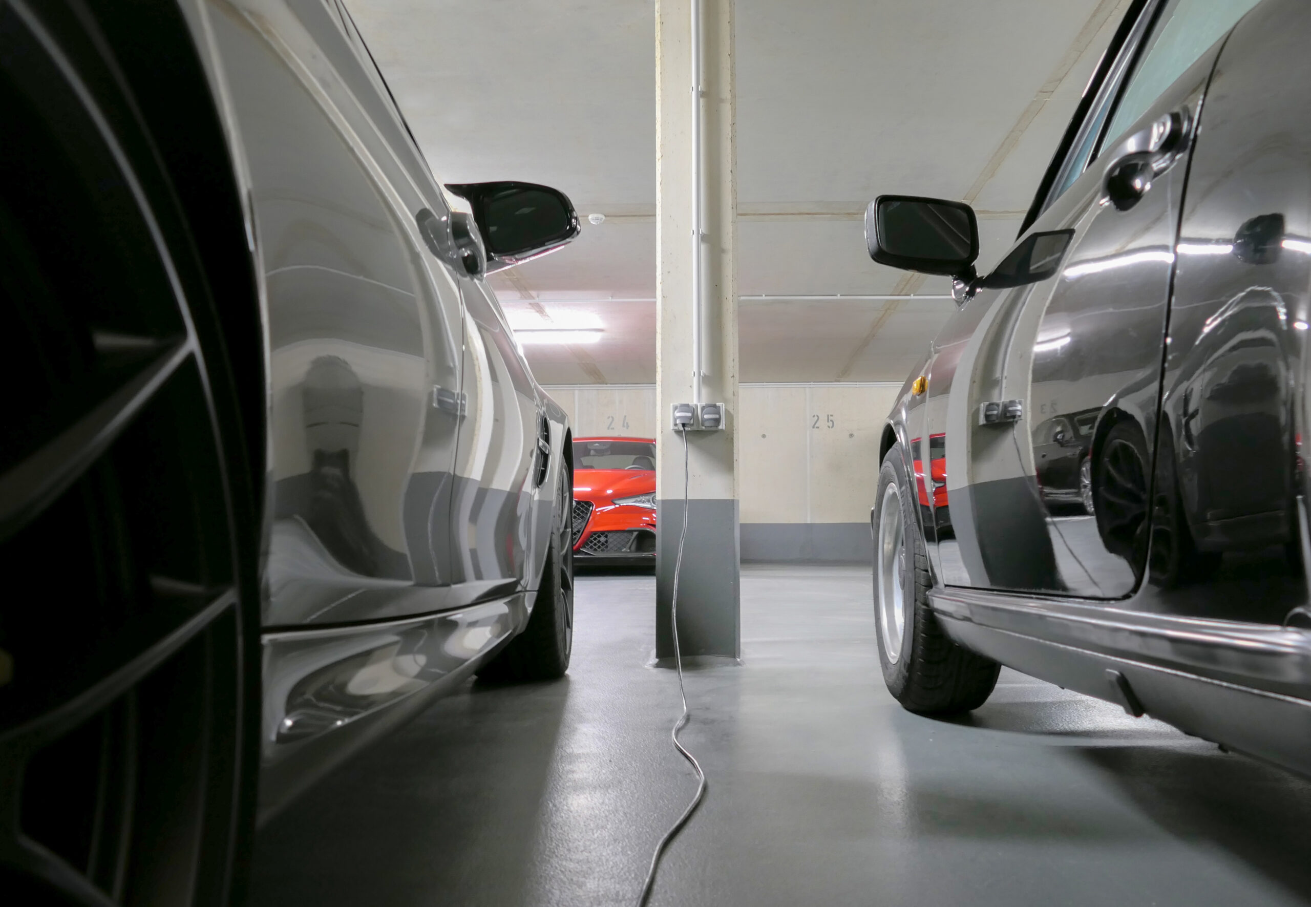 Diskretion ist unser Versprechen. Zwischen perfekt gepflegten Sammlerstücken bieten wir Ihnen höchsten Komfort. Zur idealen Einlagerung und Überwinterung verfügen alle Parkplätze über Steckdosen zum Anschluss von Lade- oder Erhaltungsgeräten direkt am Stellplatz.