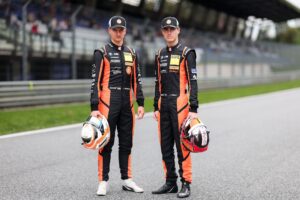 Tim Zimmermann und Leyton Fourie, das Fahrerduo von FK Performance Motorsport für das ADAC GT Masters 2026, posieren in Rennanzügen.