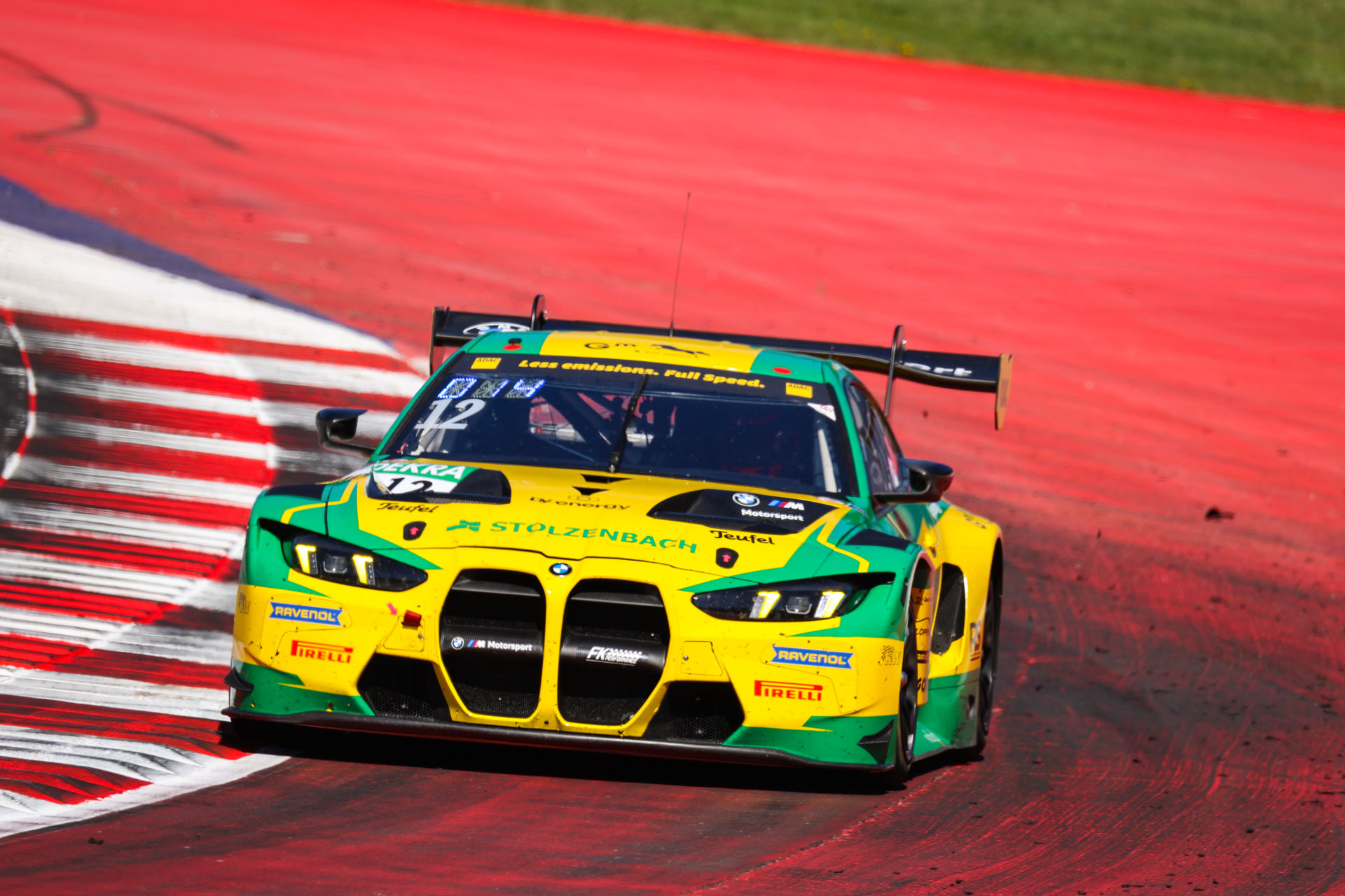 Frontansicht des BMW M4 GT3 mit markantem Kühlergrill beim Überfahren der Curbs.