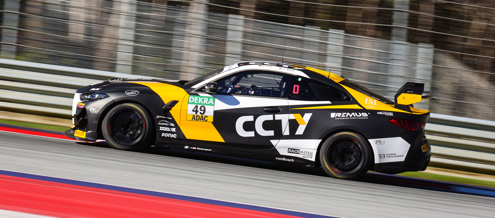 Seitliche Profilansicht des BMW M4 GT4 im CCTY-Design während einer schnellen Fahrt auf der Rennstrecke.
